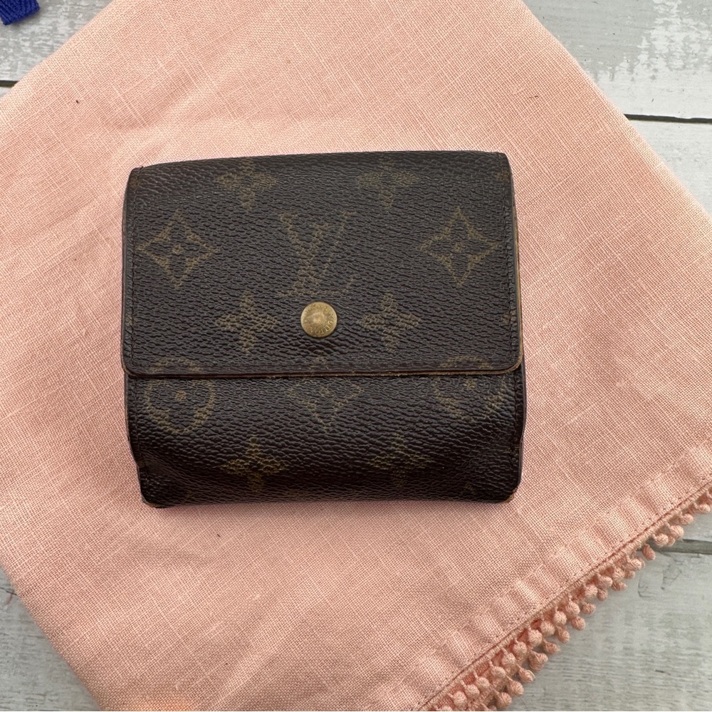 AUTHENTIC Louis Vuitton vintage Monogram Elise canvas wallet.